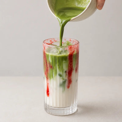 Vierte el matcha lentamente